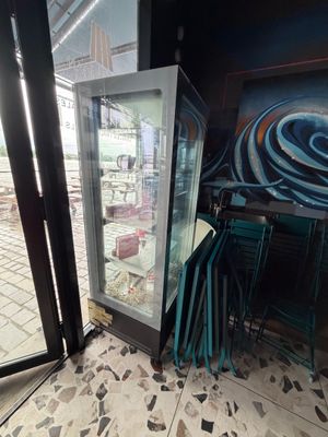 une porte vitrée ouverte dans un restaurant