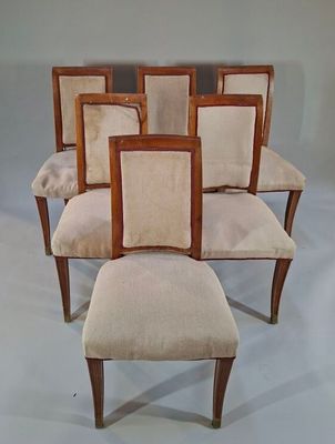 six chaises à assise rembourrée et un repose-pieds