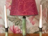 deux bougies posées sur une table sur laquelle se trouve une lampe