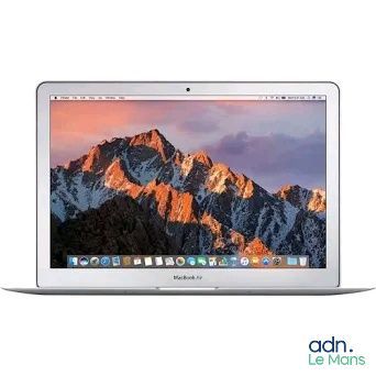 un ordinateur portable MacBook Air d'Apple avec une montagne en arrière-plan