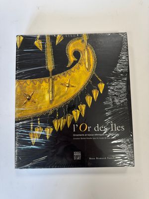 la couverture d'un livre ornée d'un motif doré et noir