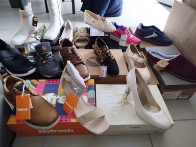 Plusieurs paires de chaussures pour femmes sont posées sur une table