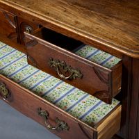 Commode droite en chêne mouluré (fentes, chocs). (photo 3)