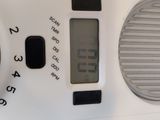 une radio posée sur une table