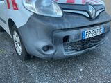 une photo d'une voiture peinte en rouge et blanc