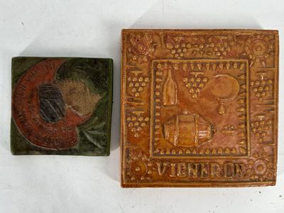 deux pièces de poterie représentant un éléphant et un oiseau