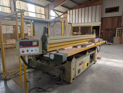 an image of a machine that is sitting in a warehouse