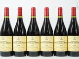 six bouteilles de vin rouge sont alignées