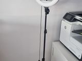 une lampe de caméra posée sur un trépied devant un mur