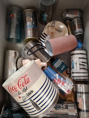 de nombreuses tasses et cuillères dans une boîte remplie de nourriture