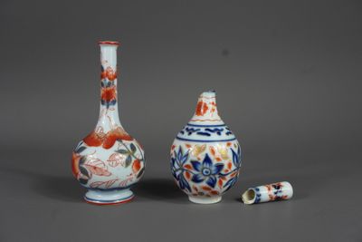 deux vases et un petit vase posés sur une surface grise