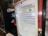 un réfrigérateur blanc situé dans une cuisine, à côté d'un réfrigérateur-congélateur