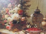 un tableau représentant un vase de fleurs et un bol de fraises