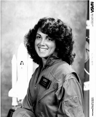 une vieille photo en noir et blanc d'une femme avec une navette spatiale en arrière-plan