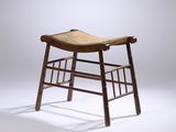 une image représentant un tabouret en bois avec une assise en cuir, sur fond blanc