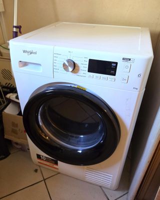 un lave-linge et un sèche-linge blancs dans une petite pièce