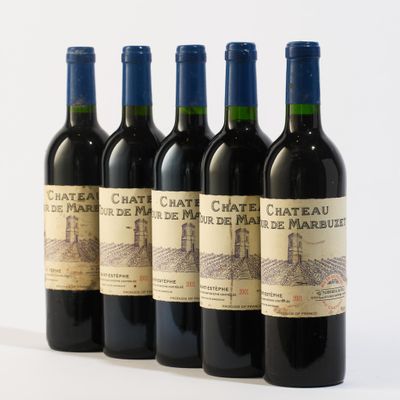 quatre bouteilles de vin sont alignées sur une surface blanche
