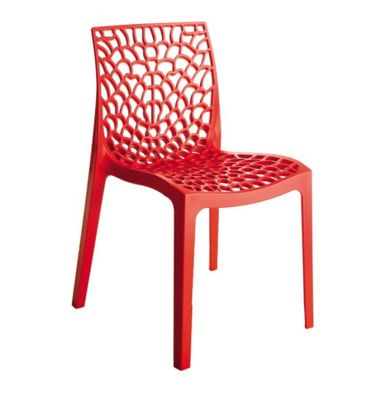 une image représentant une chaise en plastique rouge posée sur un sol blanc
