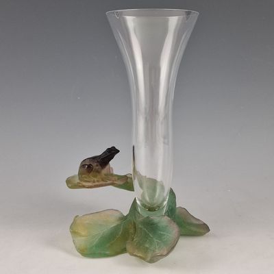 un vase en verre orné d'un oiseau