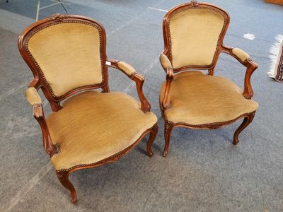 Paire de fauteuils cabriolets en bois naturel mouluré et scu…