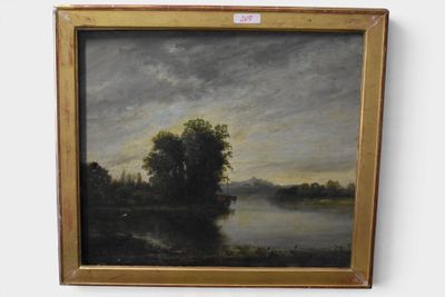 une peinture à l'huile représentant une scène fluviale avec des arbres et un ciel nuageux