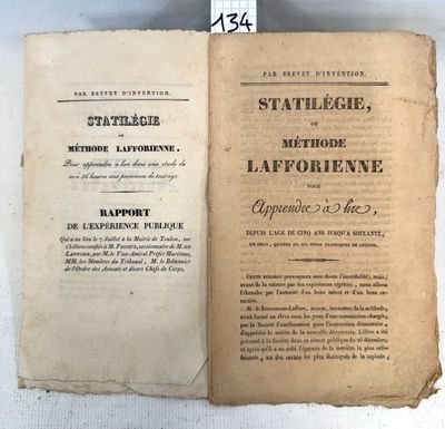 un vieux livre ouvert pour montrer le titre d'un roman