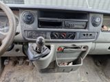 le tableau de bord d'un camion, avec son volant et ses commandes