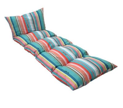 un gros plan sur un coussin de chaise longue à rayures colorées
