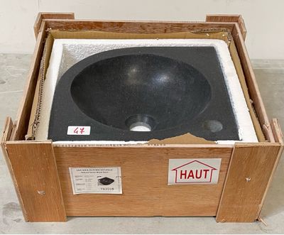 une boîte contenant un évier noir
