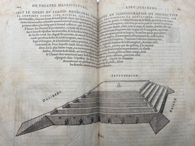 un livre ouvert sur lequel figure le dessin d'un bâtiment