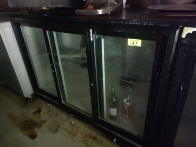 un réfrigérateur qui contient beaucoup de bouteilles