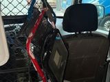 une photo d'une camionnette avec une télévision à l'arrière