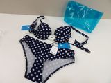Ensemble de bikini à pois bleus et blancs avec sac assorti