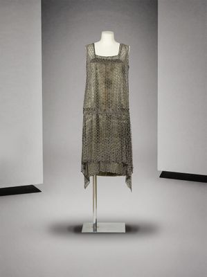 une photo d'une robe posée sur un mannequin dans une pièce