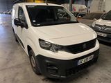 une camionnette blanche garée dans un garage