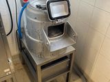 une machine qui se trouve dans le coin d'une pièce