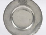 une assiette ancienne en argent, ornée d'un lion sur le bord