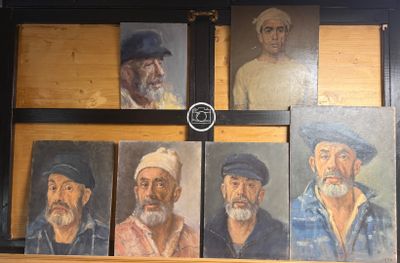 tableau représentant un groupe de vieillards coiffés de chapeaux et barbus, posé sur une étagère