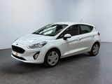 une Ford Fiesta blanche garée dans une pièce blanche