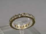 gros plan d'une bague en diamant sur une surface claire