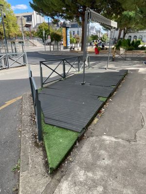 une rampe noire au bord de la route