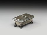 une boîte ancienne en argent, dotée de poignées, sur un fond blanc