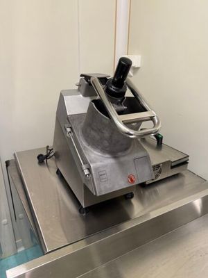une machine posée sur une table