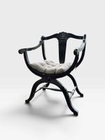 Fauteuil de type curule en bois noirci mouluré et sculpté à …