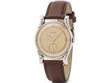 gros plan d'une montre sur fond blanc avec un bracelet marron