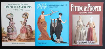 trois livres exposés sur une table