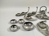 many spoons and spoon spoons sitting on a table