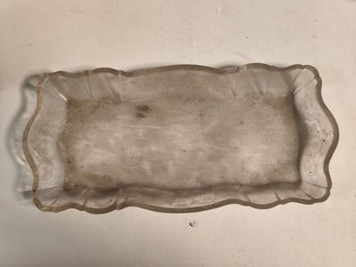 un plateau en verre posé sur une table