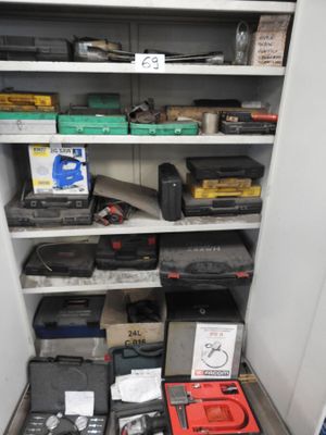 Il y a de nombreux types d'outils différents dans cet espace de rangement