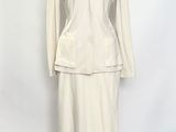 une photo d'une robe et d'une veste blanches sur un mannequin